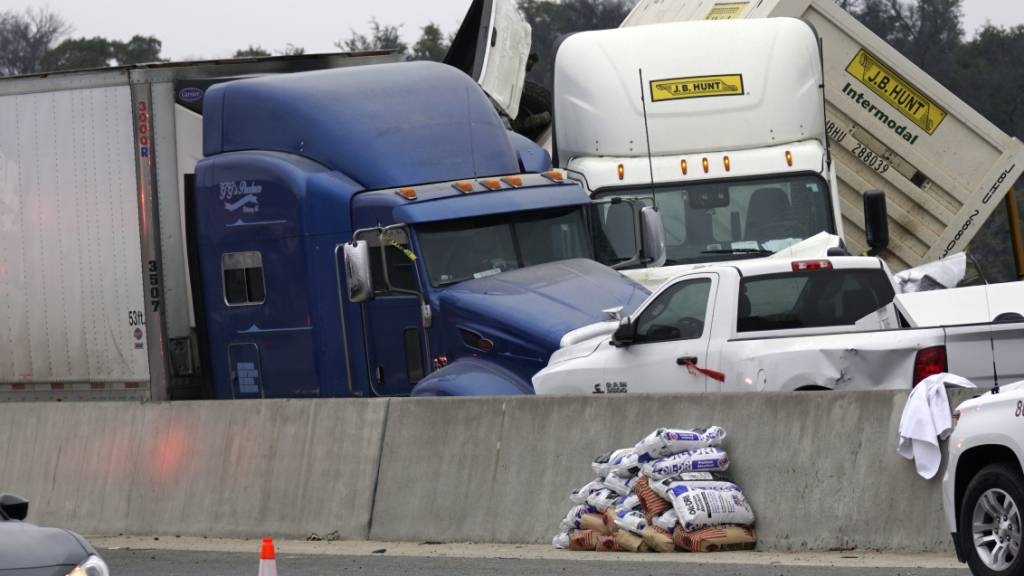 Fahrzeuge stapeln sich nach einem Unfall auf der Interstate 35 in der Nähe von Fort Worth (Texas). Foto: Lawrence Jenkins/The Dallas Morning /AP/dpa