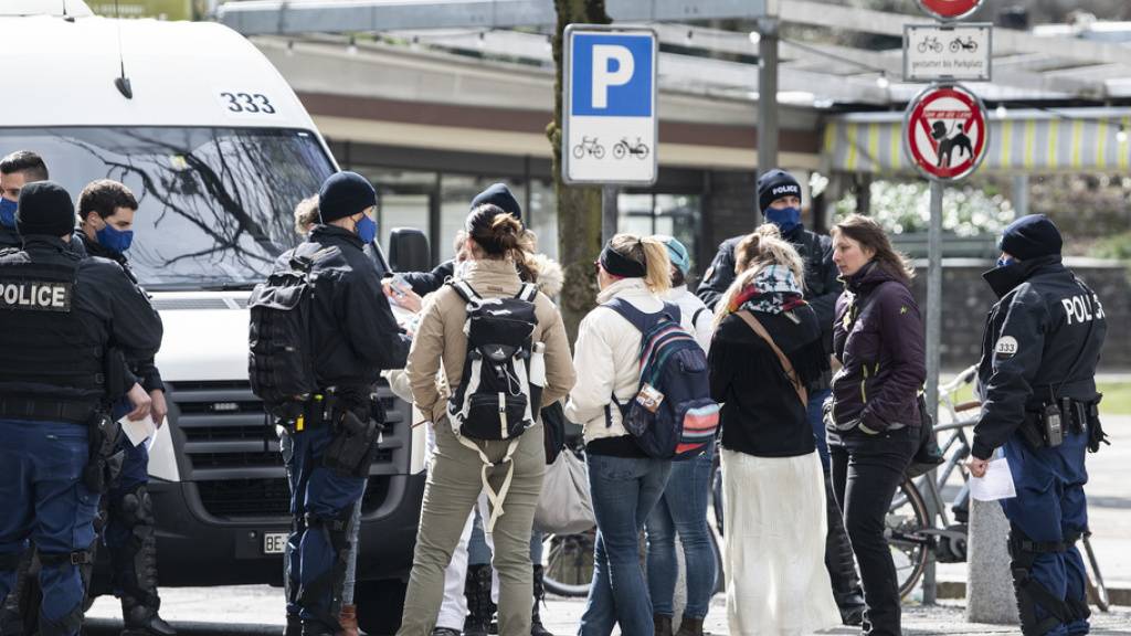 Die Polizei kontrolliert in Bern Personen, die sich möglicherweise an einer illegalen Corona-Demo beteiligen wollten.