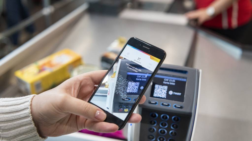 Das Bezahlen mit dem Smartphone wird in der Schweiz immer beliebter. Das Smartphone hat sogar die Karte als beliebteste Form der Bezahlung überholt, wie eine Umfrage zeigt.(Symbolbild)
