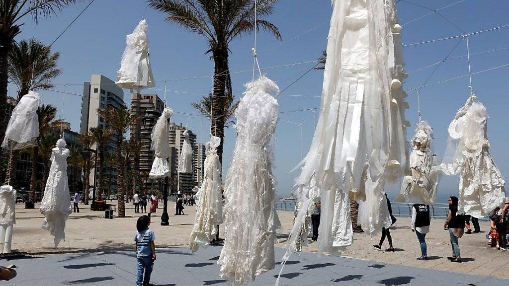 Die an Beiruts Uferpromenade aufgehängten Brautkleider