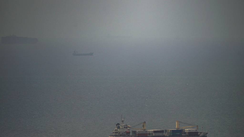 Das unter jordanischer Flagge fahrende Frachtschiff «Bagdad» fährt im Persischen Golf vor der Küste der Vereinigte Arabischen Emirate auf die Straße von Hormus zu. Foto: Uncredited/AP/dpa