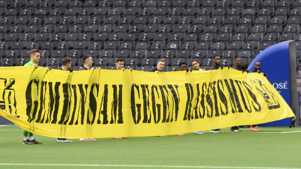 Rassismus ist aus dem Schweizer Fussball immer noch nicht verschwunden.  In dieser Szene aus dem Jahr 2021 setzen die YB-Spieler ein Zeichen