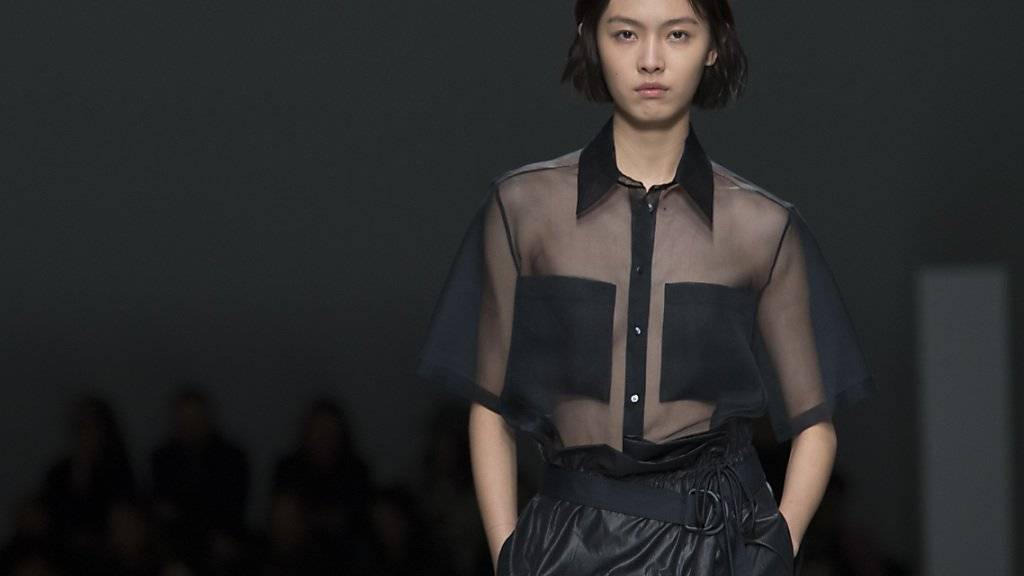 Rabattschlachten haben dem Modekonzern Hugo Boss einen Gewinnrückgang eingebrockt: ein Modell präsentiert die Frühjahreskollektion 2019 (Bild vom September).