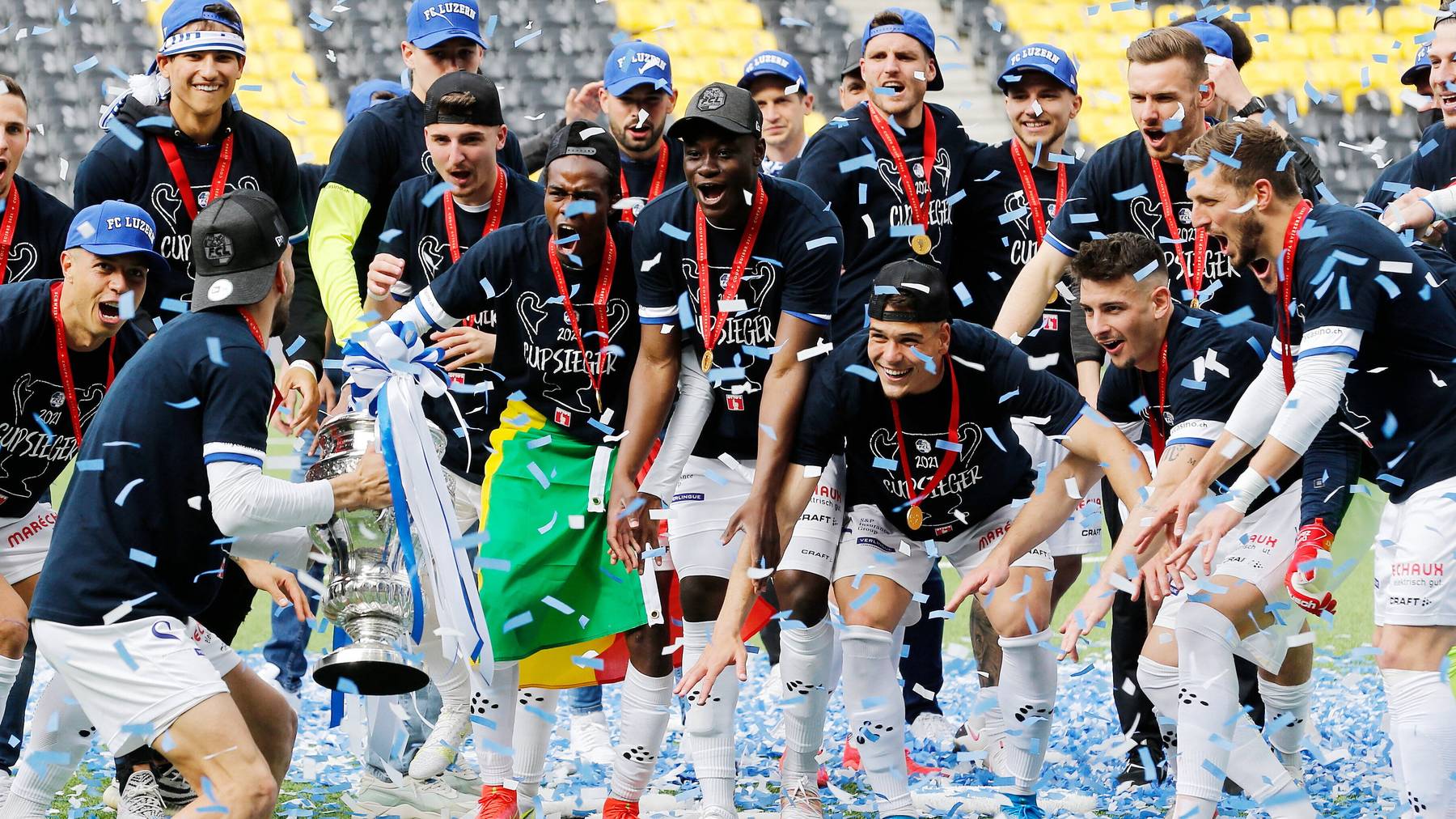 Foto Manuel Geisser 24.05.2021 Bern : Wankdorf Stadion Bern Saison 2020/2021 Herren Fussball Schweizer Cup Final FC St.Gallen - FC Luzern FC Luzern Cupsieger 2020/2021 ua. Christian Schwegler , Lucas Alves , Ibrahima Ndiaye , Yvan Alounga , Filip Ugrinic , Simon Grether und Marius Müller *** Photo Manuel Geisser 24 05 2021 Bern Wankdorf Stadium Bern Season 2020 2021 Men Football Swiss Cup Final FC St Gallen FC Luzern FC Luzern Cup Winner 2020 2021 a.o. Christian Schwegler , Lucas Alves , Ibrahima Ndiaye , Yvan Alounga , Filip Ugrinic , Simon Grether and Marius Müller