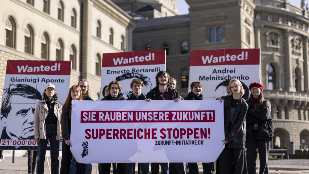 Mit Erbschaftssteuer zum Klimaschutz: Juso machen in Bern vor Bildern von reichen Erben für ihre Initiative «für eine soziale Klimapolitik - steuerlich gerecht finanziert» mobil. (Archivbild)