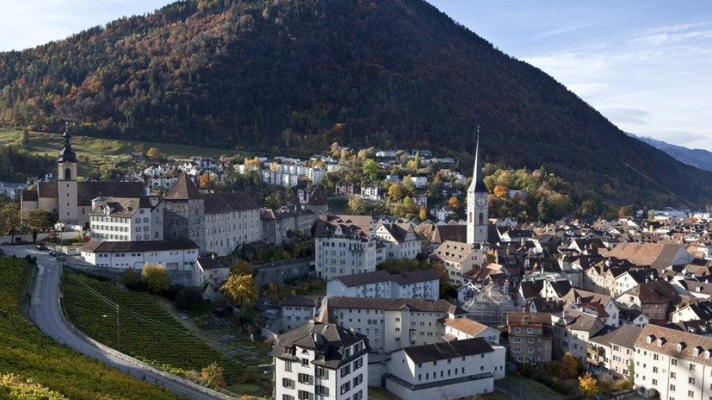Die Altstadt von Chur, Hauptort des Kantons Graubünden, mit dem Brambrüesch im Hintergrund (Archiv)