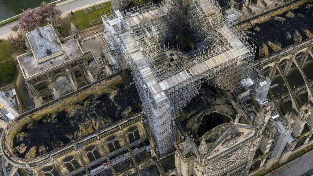 Die von einem verheerenden Brand zerstörte Pariser Kathedrale Notre-Dame - Frankreichs Präsident Emmanuel Macron hält ein Jahr an einem Wiederaufbau innerhalb von fünf Jahren fest.