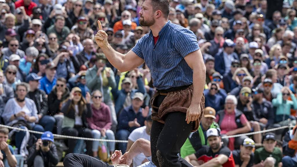 Fabian Staudenmann führt die Berner auf der Rigi an