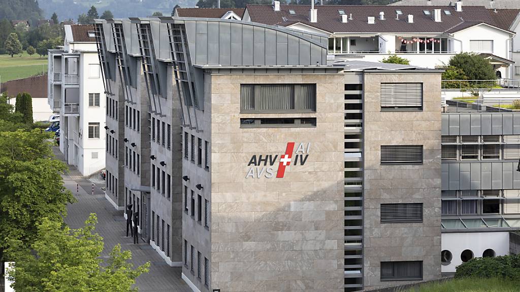 AHV/IV-Stelle des Kantons Schwyz leistet ihren Beitrag an die Senkung von Lohnnebenkosten. (Archivbild)