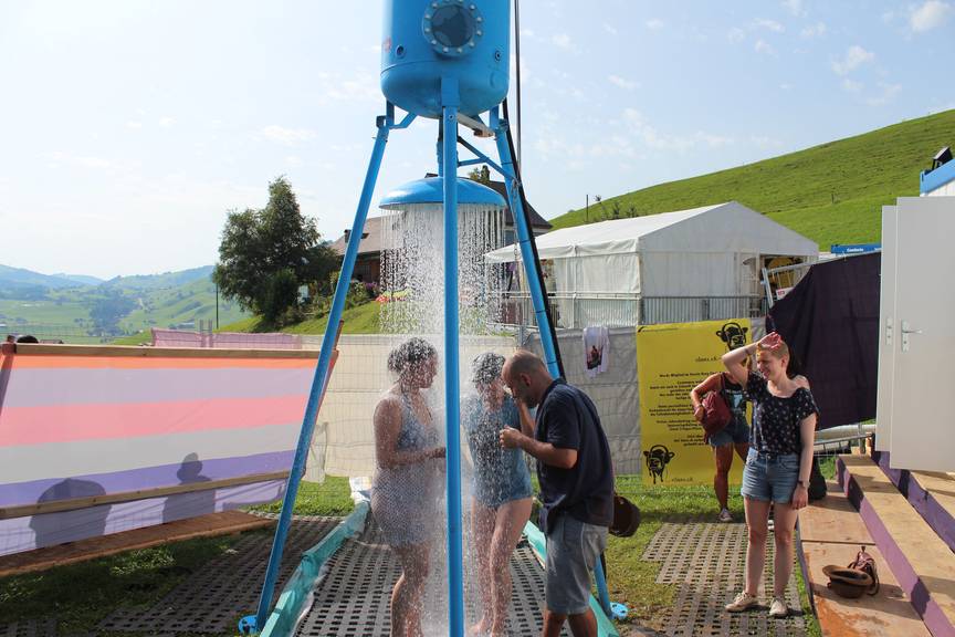 Herrlich kühl: Der Regen-Simulator lädt zur Dusche. (Bild: FM1Today/Laurien Gschwend)