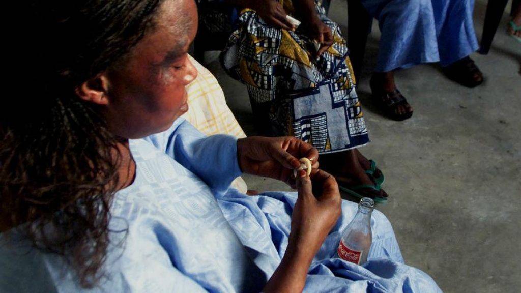 Eine Frau in Dakar übt die Handhabung des Kondoms. Täglich stecken sich weltweit über eine Million Menschen mit einer sexuell übertragbaren Krankheit an - Tendenz steigend. (Archivbild)