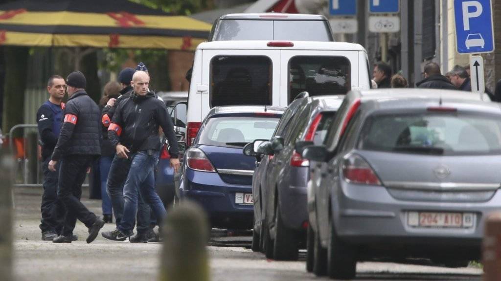 Die Polizei führte in Brüssel im Rahmen der Ermittlungen zu den Anschlägen vom März eine Tatortrekonstruktion durch. Zudem verhaftete sie einen achten Verdächtigen: Einen 30-jährigen Belgier.
