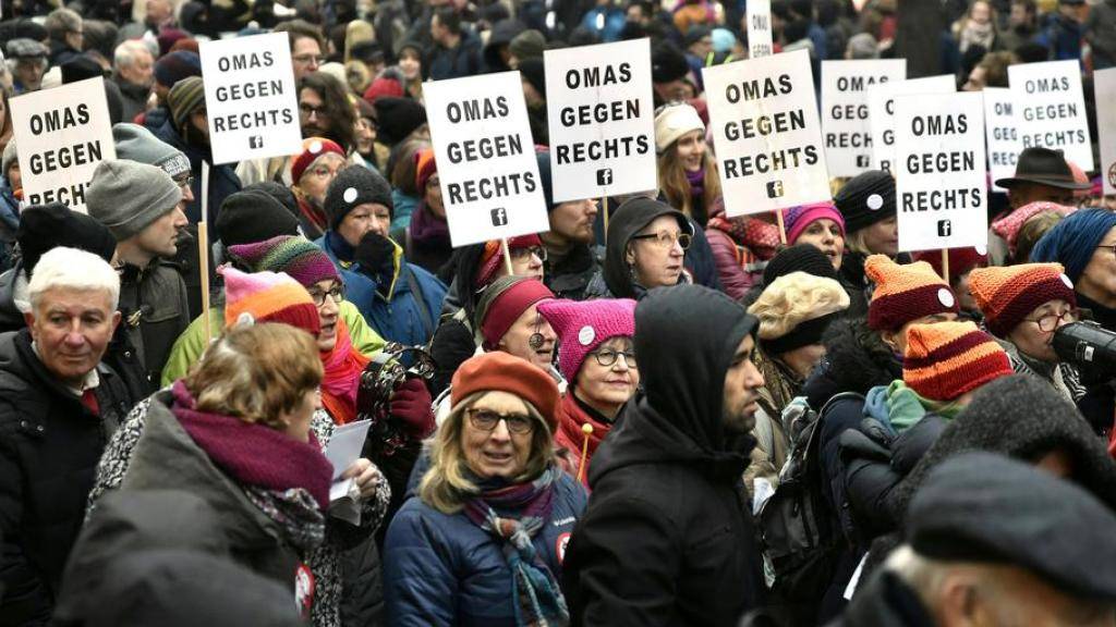 Mehrere tausend Menschen gingen am Samstag in Wien gegen die neue rechtskonservative Regierung in Österreich auf die Strasse.