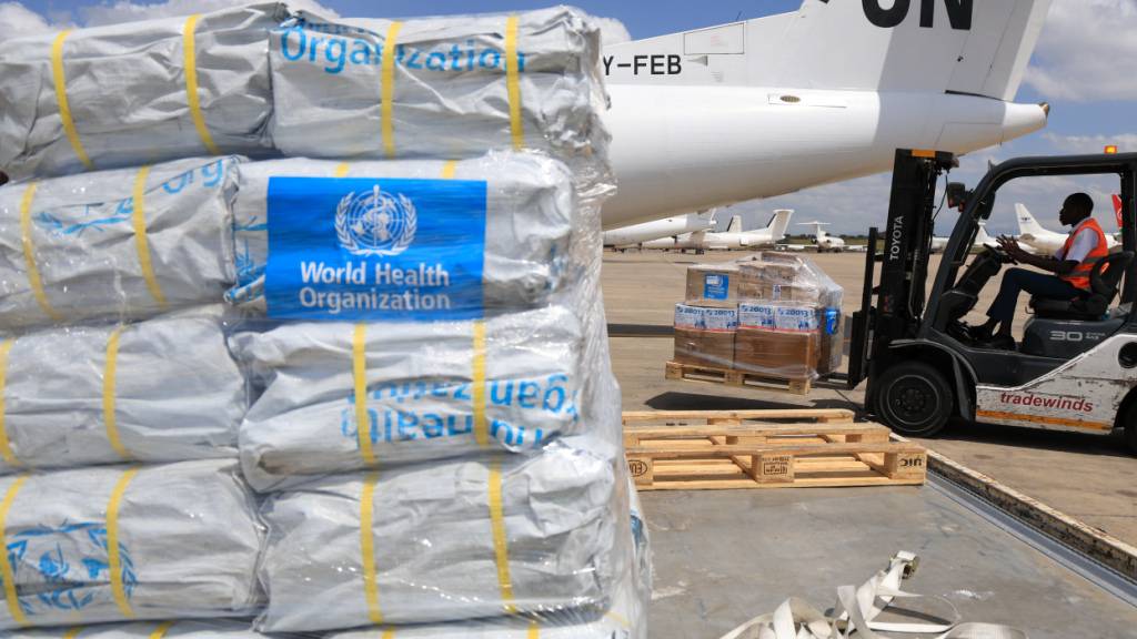 Mitarbeiter der Weltgesundheitsorganisation (WHO) verladen am Mittwoch, 20. Mai 2026, in Nairobi, Kenia, Hilfsgüter in ein Flugzeug der Vereinten Nationen, das zur Bekämpfung des Ebola-Ausbruchs in der Provinz Ituri in den Kongo fliegt. Foto: Andrew Kasuku/AP/dpa