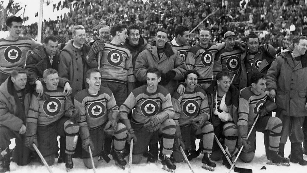 1920 in Antwerpen stand erstmals Eishockey im Olympia-Programm. Der Sieg ging an Kanada - ebenso wie hier auf dem Bild von 1948 in St. Moritz