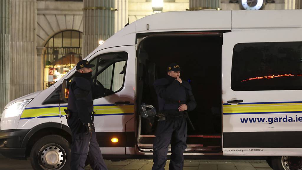 Polizisten stehen in Dublin Wache. Nach einem Messerangriff in der irischen Hauptstadt kam es zu schweren Ausschreitungen. Foto: Peter Morrison/AP/dpa
