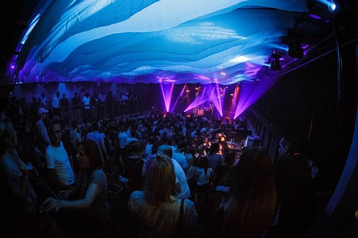 Auch in diesem Sommer stehen wieder viele Konzerte in der Poolbar auf dem Programm. (Bild: poolbar.at/Matthias Dietrich)