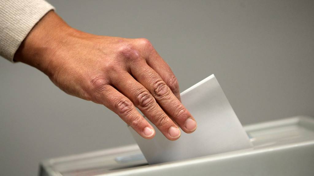 Wahlen Urne Abstimmung Symbolbild