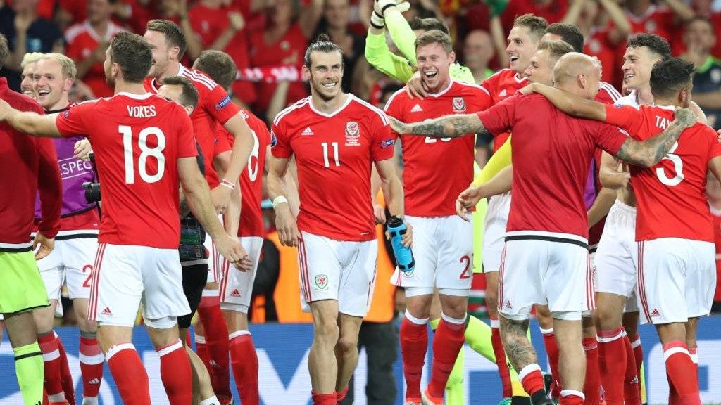 Die walisischen Spieler um Gareth Bale (Nummer 11) feierten am Montagabend den Einzug in die EM-Achtelfinals