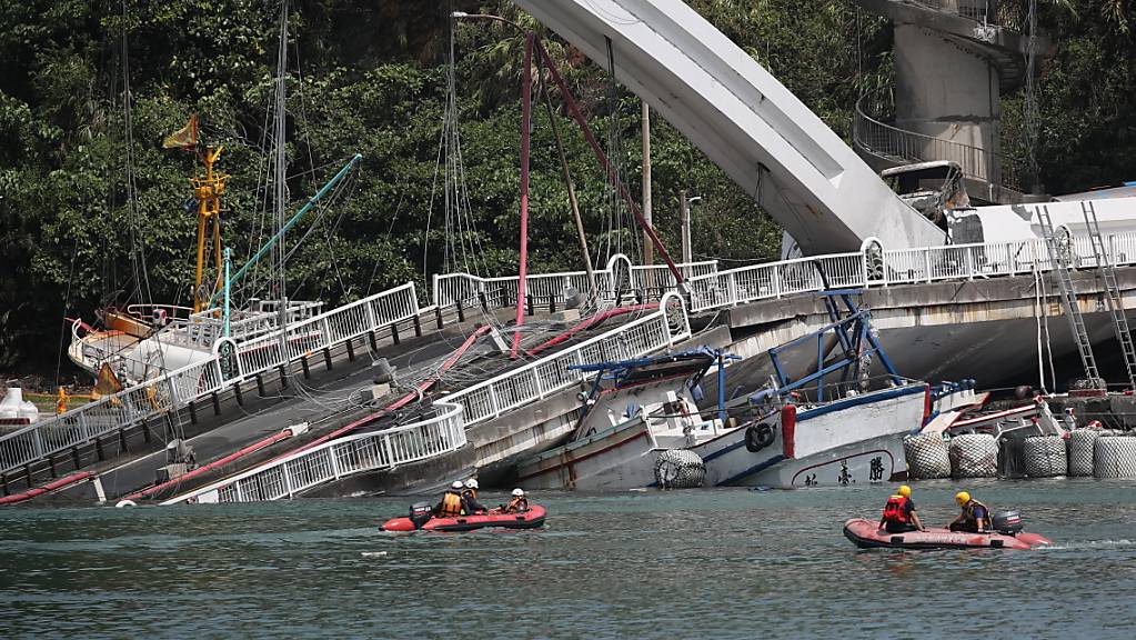 Beim Einsturz einer Brücke in Taiwan sind laut Angaben vom Mittwoch mindestens vier Personen ums Leben gekommen.