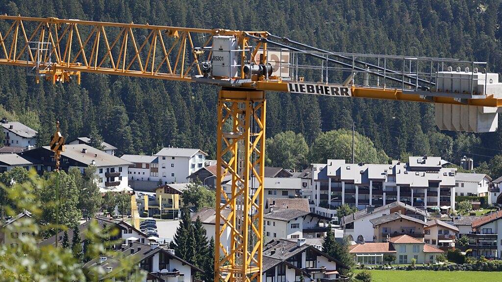 Die Bündner Regierung will die Wohnungsnot in Graubünden nun doch auch auf kantonaler Ebene angehen. 