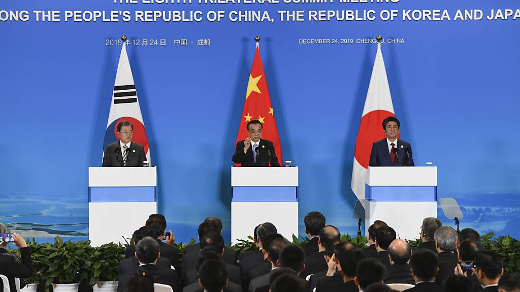 China, Japan und Südkorea haben ihre Unterstützung für die Atomgespräche zwischen den USA und Nordkorea zugesagt. Die Denuklearisierung Nordkoreas und ein «dauerhafter Frieden in Ostasien» seien ein gemeinsames Ziel der drei Länder, sagte Chinas Premier Li Keqiang (Mitte).