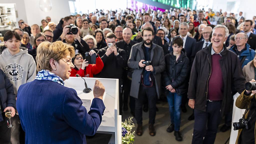 Auf Tuchfühlung: Rund 300 Personen nahmen die Gelegenheit wahr, mit den Mitgliedern des Bundesrats bei einem Apéro im Aargauer Kunsthaus ins Gespräch zu kommen.