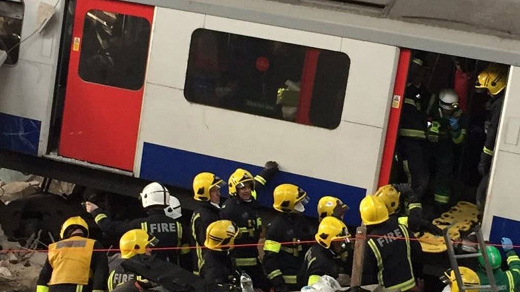 Feuerwehrleute suchen in einem verunglückten U-Bahnzug nach Verletzten - diese sind aber nur Statisten und der U-Bahnzug steht zu Übungszwecken schief da.