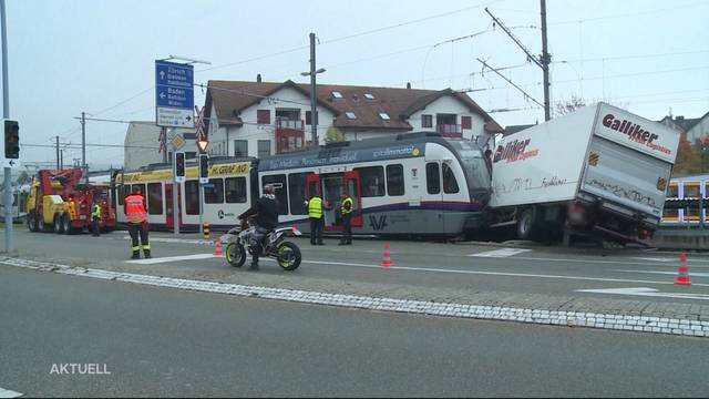 Unfall: LKW kollidiert mit Zug auf dem Mutschellen