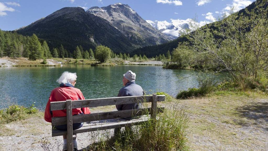 Ein Rentnerpaar geniesst den Ausblick auf die Landschaft um Pontresina.