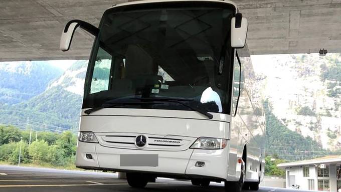 Polnischer Busfahrer ohne Führerschein im Wallis unterwegs