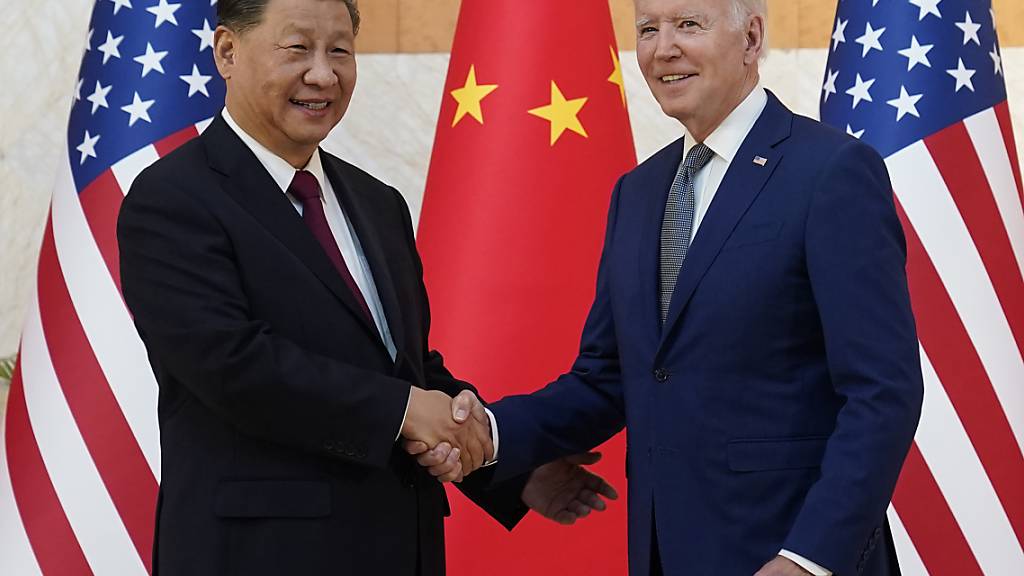 ARCHIV - US-Präsident Joe Biden (r), und Chinas Staatschef Xi Jingping kamen zu Gesprächen in San Francisco zusammen. Foto: Alex Brandon/AP/dpa