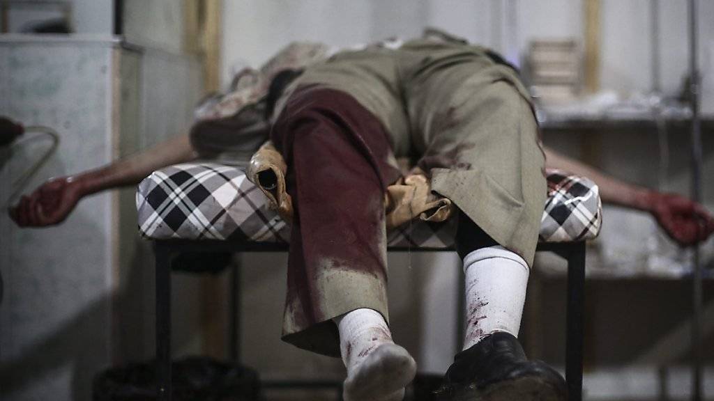 Dieser Mann wurde Opfer eines Luftschlages des syrischen Regimes auf ein Rebellenviertel in Damaskus (Aufnahme vom 4. Dezember dieses Jahres).