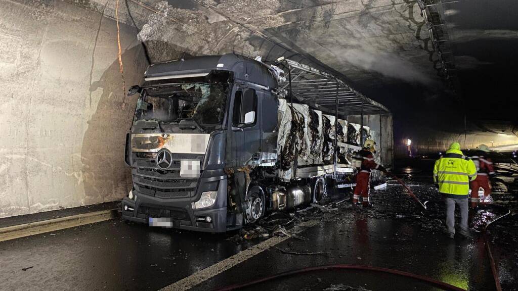 Der brennende Lastwagen beschädigte den Aeschertunnel bei Aesch ZH in Fahrtrichtung Chur stark.