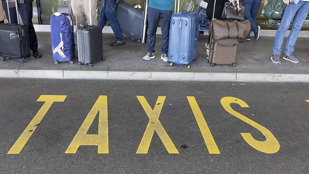 Die Fahrdienste von Uber als Konkurrenz zu herkömmlichen Taxibetrieben werden unter anderem von den Gewerkschaften kritisiert. In der Stadt St. Gallen sind sie nun erlaubt. (Archivbild)