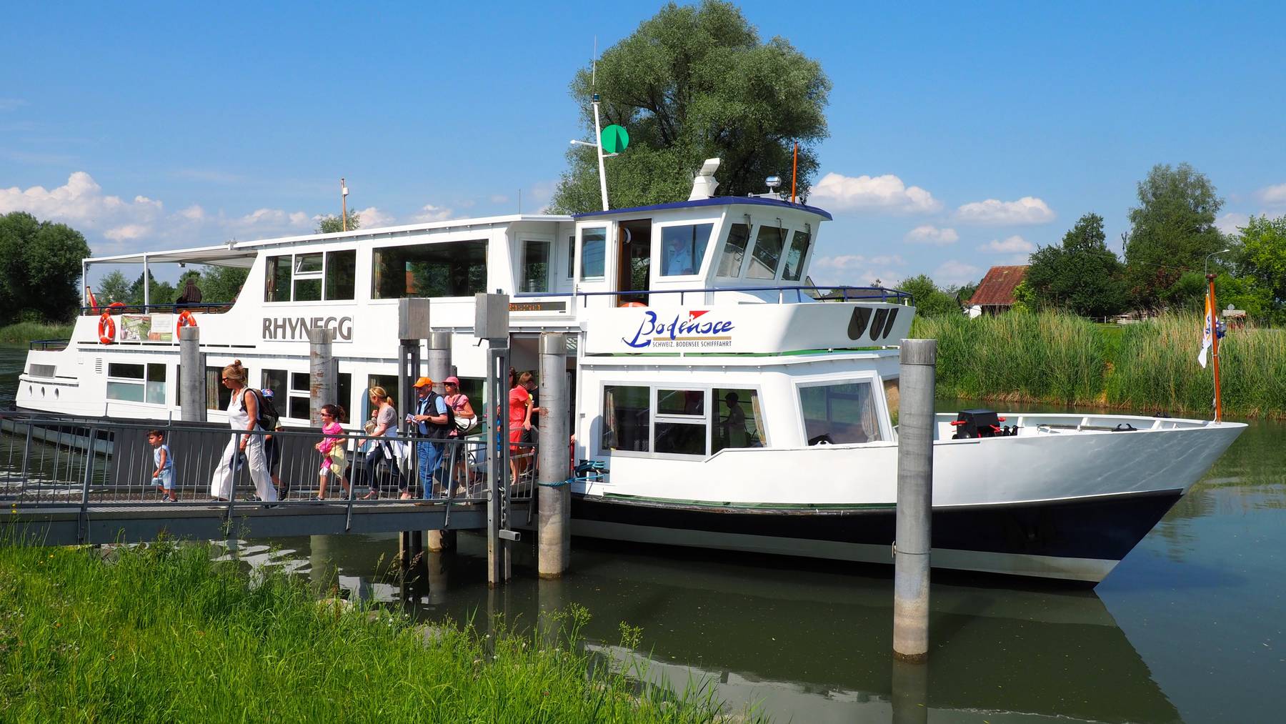 Der Pegel ist zu tief: Die Kursschiffe können im Alten Rhein nicht mehr fahren.