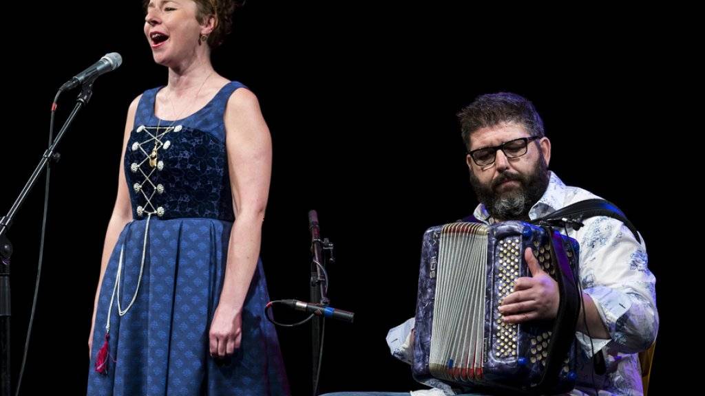 Die Jodlerin Nadja Räss (l) und der Schwyzerörgeler Markus Flückiger, hier an den Stanser Musiktagen 2018, treten auch an der 6. Stubete am See in Zürich auf. (Archiv)