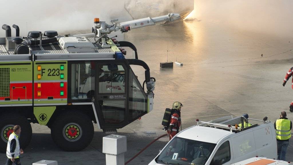 Am Flughafen Zürich ist am Montag der Ernstfall geprobt worden: Verschiedene Rettungskräfte mussten ausrücken, um nach einer Explosion mit anschliessendem Brand das Schlimmste zu verhindern.