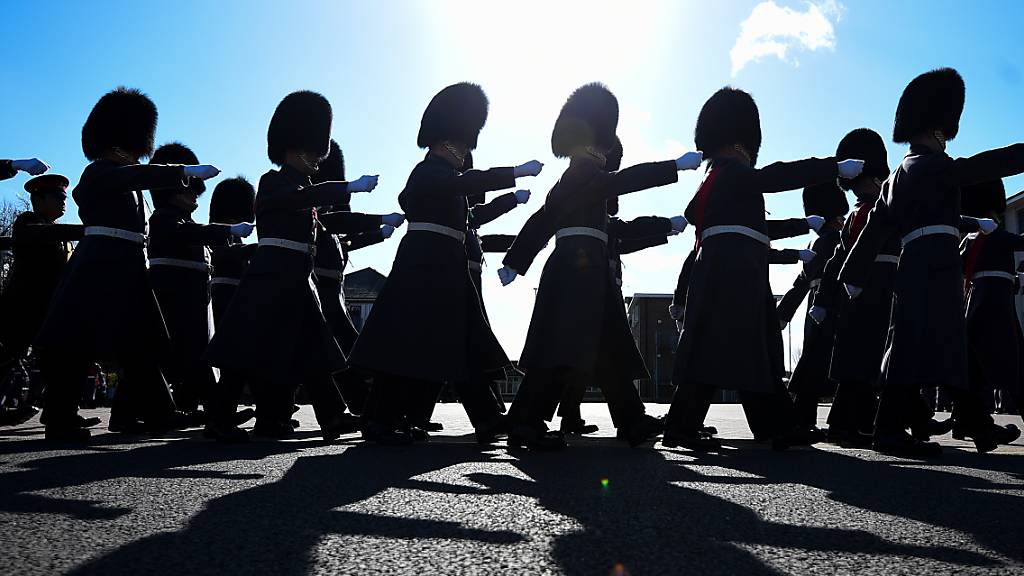 ARCHIV - Soldaten des 1. Bataillons der Walisischen Garde marschieren während der Feierlichkeiten zum St. Davidstag in der Combermere Kaserne. Foto: Kirsty O'connor/PA Wire/dpa