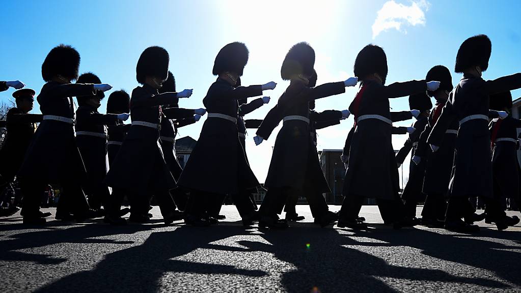 ARCHIV - Soldaten des 1. Bataillons der Walisischen Garde marschieren während der Feierlichkeiten zum St. Davidstag in der Combermere Kaserne. Foto: Kirsty O'connor/PA Wire/dpa