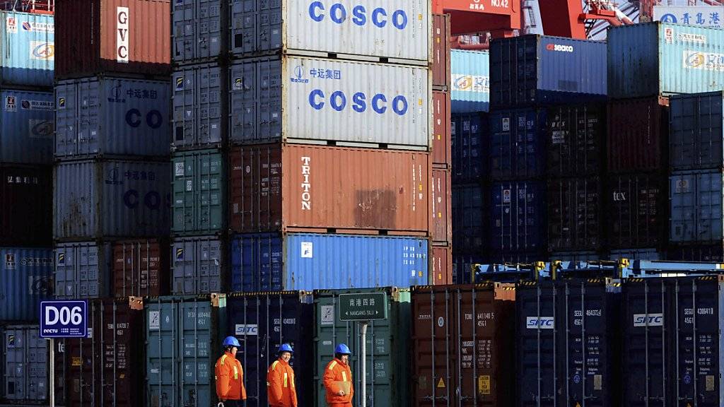 Container-Hafen im chinesischen Qingdao: Der Aussenhandel der zweitgrössten Volkswirtschaft der Welt hat im November ein deutliches Lebenszeichen von sich gegeben.