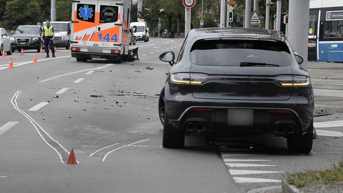 Krankenwagen und PW stossen in Tiefenbrunnen zusammen