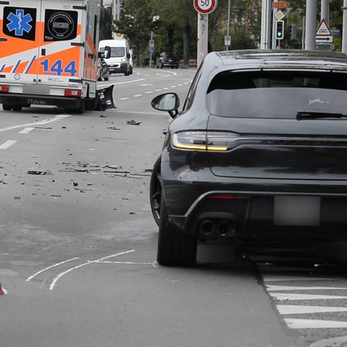 Krankenwagen und PW stossen in Tiefenbrunnen zusammen