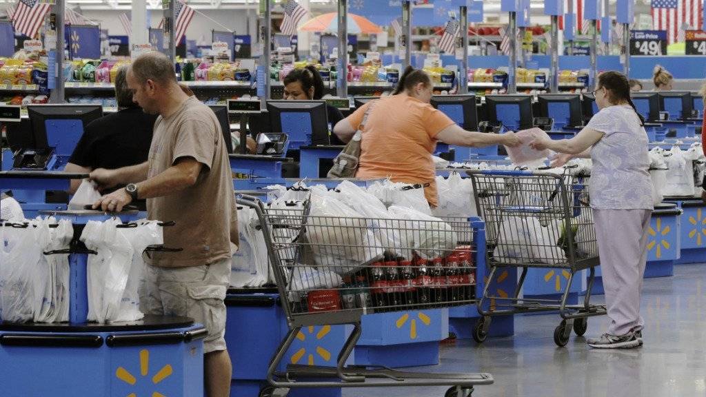 Wal-Mart Supercenter in Springdale, Arkansas: Die Preise für die amerikanischen Konsumenten haben im November stärker angezogen als erwartet - ein Zinsschritt der US-Notenbank rückt damit näher (Archiv).