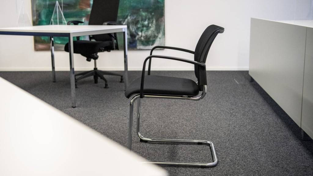 Am Kriminalgericht Luzern verteidigen sich am Donnerstag zwei Ärzte und eine Ärzte am zweiten Tag der Verhandlung eines Tötungsdelikts. (Archivbild des Gerichtssaals)