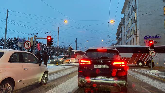 «Strasse war auf einmal sehr rutschig» – Verkehrschaos in der Zentralschweiz