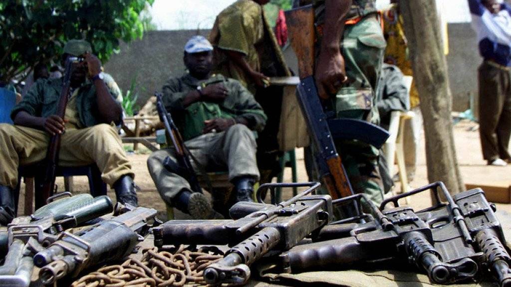 Rebellen-Soldaten mit Waffen in Bouaké. (Archivbild)