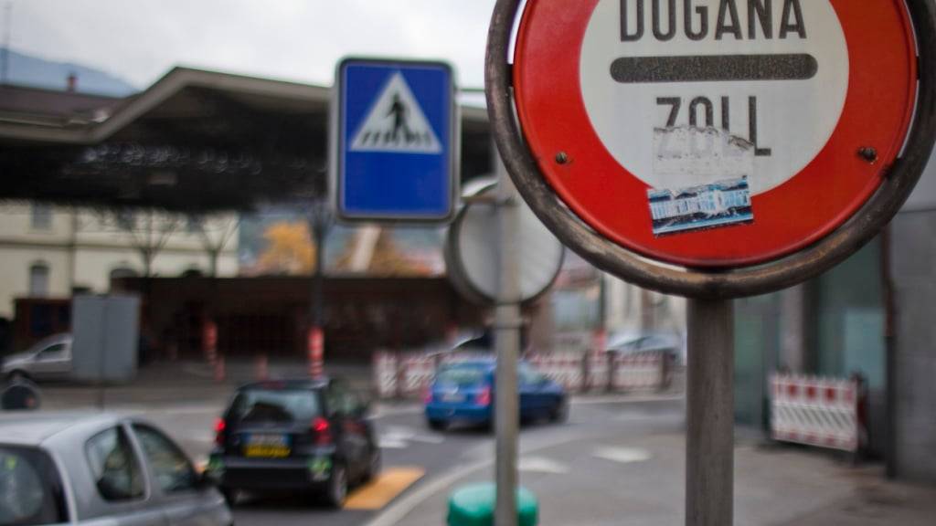 Auch aus der Provinz Varese pendeln täglich Grenzgänger ins nahe Tessin. Dieser «Abwanderung» hat die Handelskammer nun den Kampf angesagt. (Archivbild)
