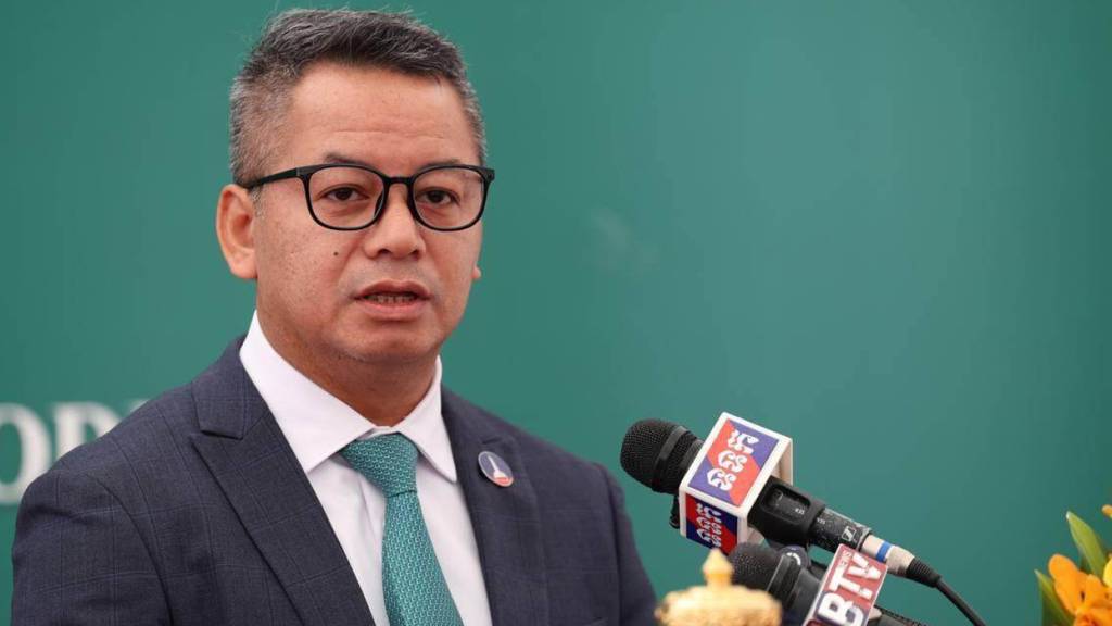 Der kambodschanische Verteidigungsminister Tea Seiha spricht auf einer Pressekonferenz. Foto: Uncredited/Agence Kampuchea Press (AKP)/AP/dpa