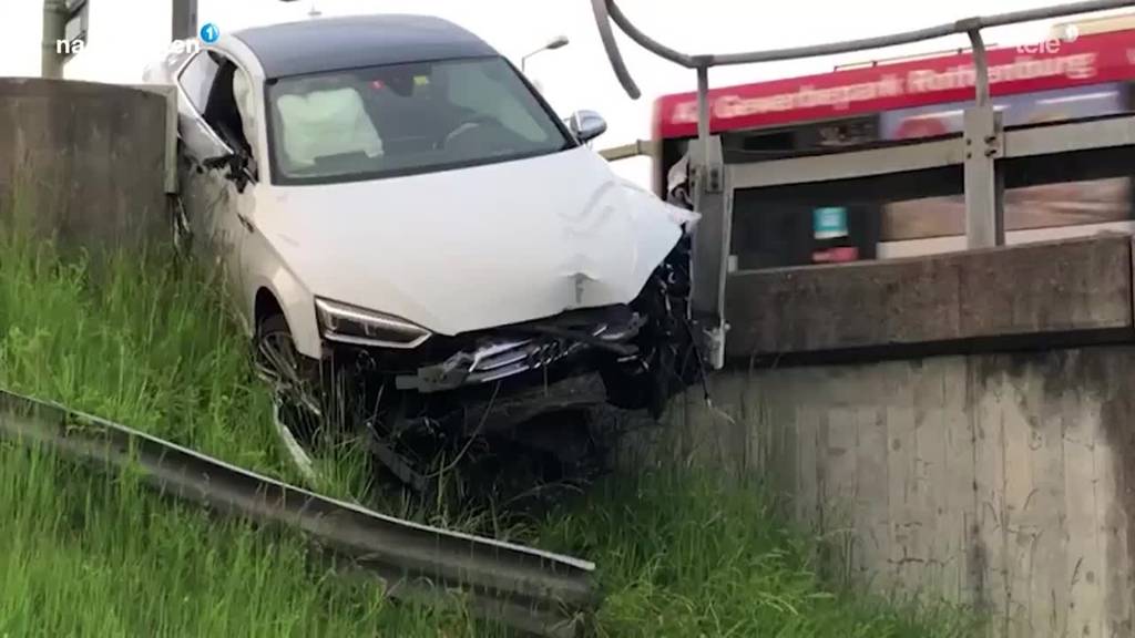 Auto hängt spektakulär über Leitplanke